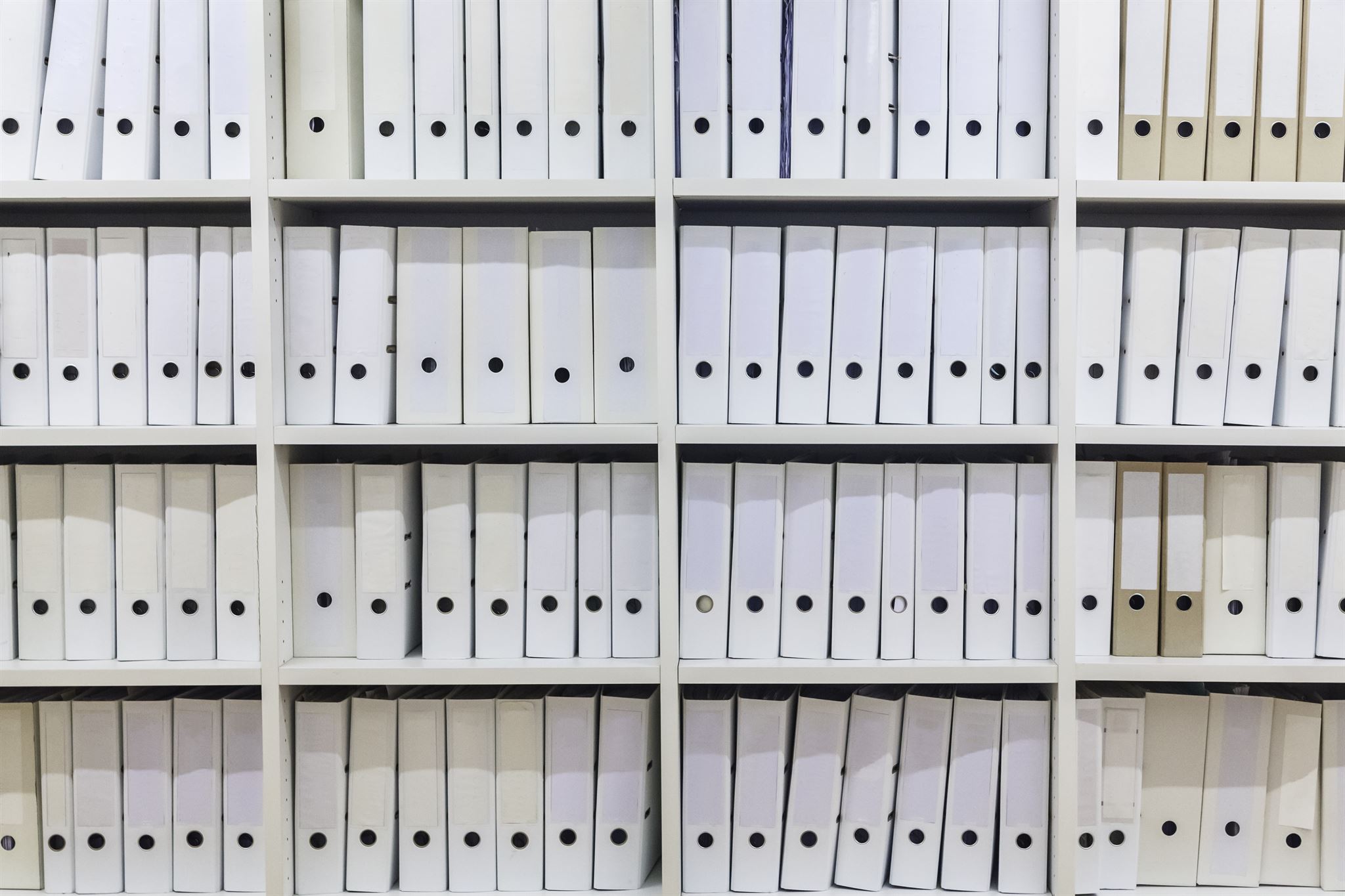 Organisierter Schreibtisch mit Akten